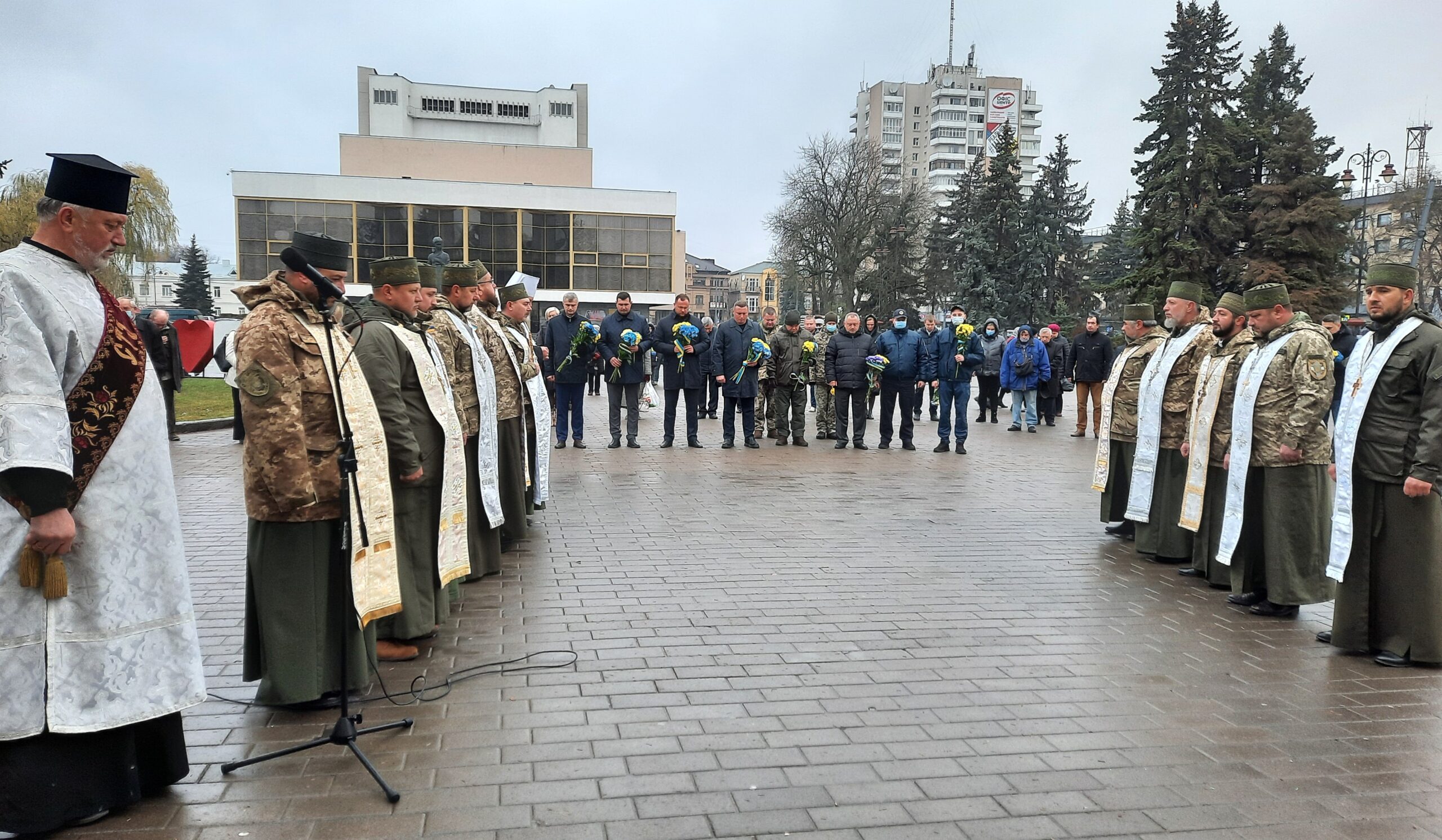 І НЕБО ЗАПЛАКАЛО: У ЛУЦЬКУ ВШАНУВАЛИ ГЕРОЇВ РЕВОЛЮЦІЇ ГІДНОСТІ.