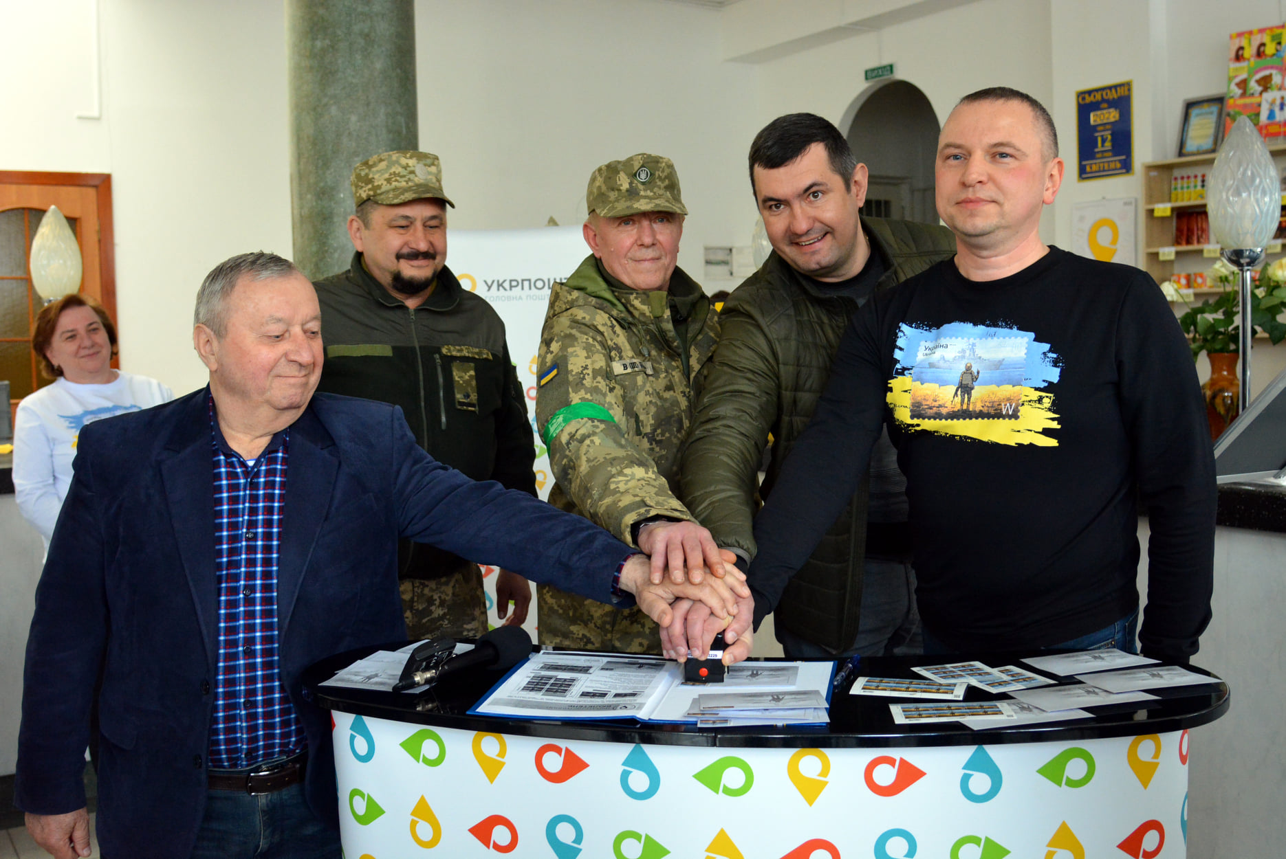 ПОШТОВА МАРКА З НАЙПОПУЛЯРНІШИМ ВОЄННИМ МЕМОМ ВЖЕ НА ВОЛИНІ. ФОТО.