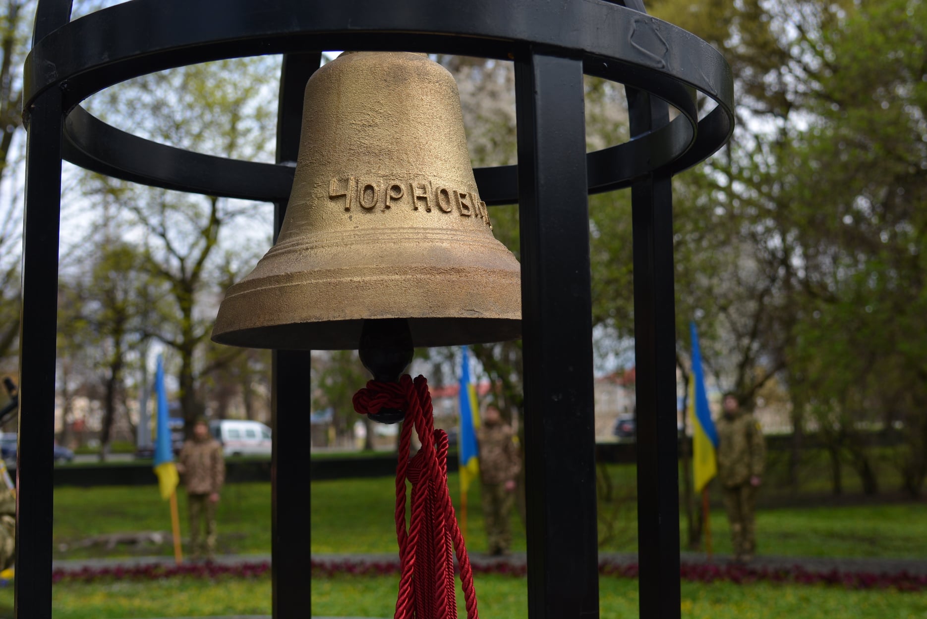 У ЛУЦЬКУ ПРОЛУНАВ ЧОРНОБИЛЬСЬКИЙ ДЗВІН У ПАМ’ЯТЬ ПРО ЖЕРТВ ТРАГЕДІЇ. ФОТО