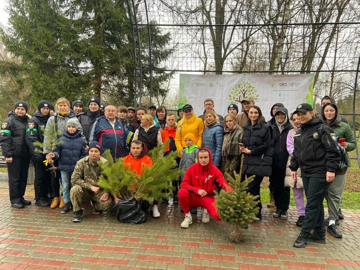 НА ЧЕСТЬ УКРАЇНСЬКИХ ЗАХИСНИКІВ ПО ВСЬОМУ СВІТУ ВИСАДИЛИ ДЕРЕВА