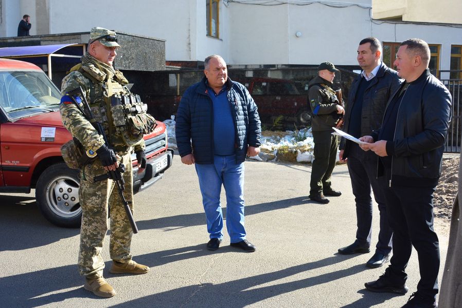 КЕРІВНИКИ ОБЛАСТІ І БЛАГОДІЙНИКИ ПРИВІТАЛИ ВОЇНІВ ЗЕНІТНО-РАКЕТНОГО ПОЛКУ