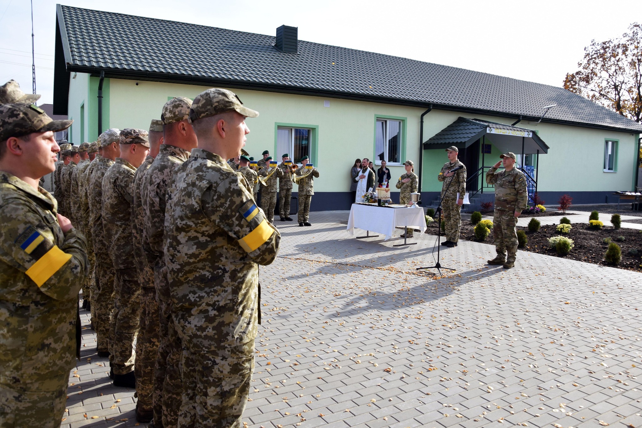 НЕСУТЬ БОЙОВУ ВАРТУ І ОСУЧАСНЮЮТЬ ПРИКОРДОННУ ІНФРАСТРУКТУРУ