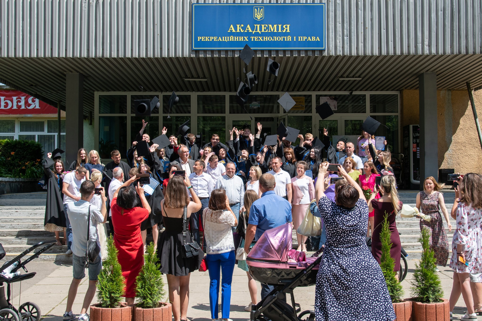 В АКАДЕМІЇ РЕКРЕАЦІЙНИХ ТЕХНОЛОГІЙ І ПРАВА – ВИПУСК БАКАЛАВРІВ