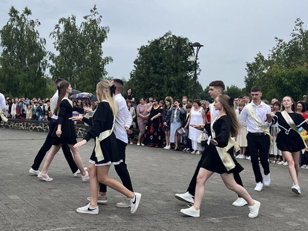 У КОВЕЛІ ПІВ ТИСЯЧІ ВИПУСКНИКІВ ЗАКРУЖЛЯЛИ У ШКІЛЬНОМУ ВАЛЬСІ