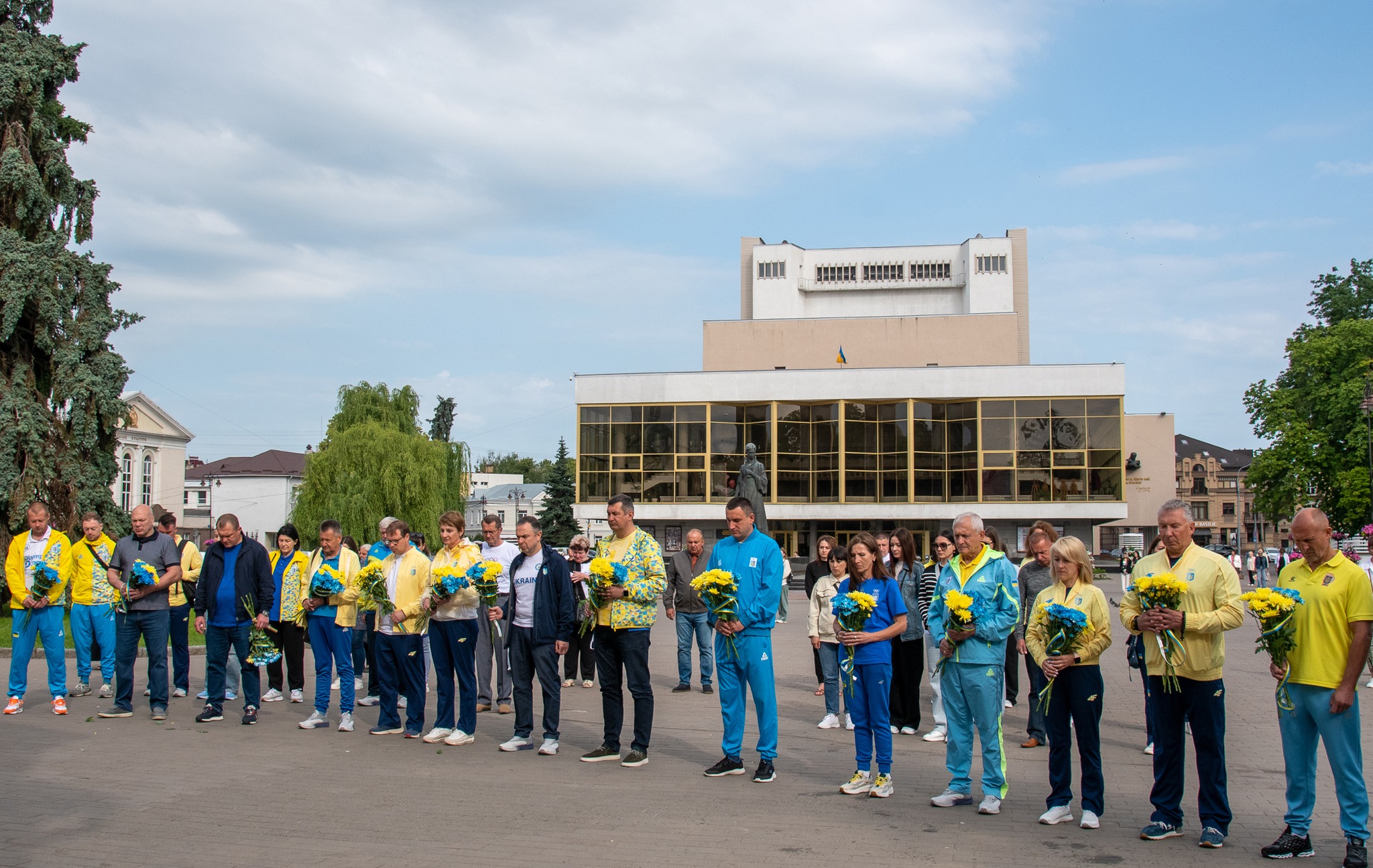 НА ВОЛИНІ ОЛІМПІЙСЬКА СПІЛЬНОТА ВШАНУВАЛА ПОЛЕГЛИХ ГЕРОЇВ І ДОЛУЧИЛИСЯ ДО ДОПОМОГИ ТИМ, ХТО ВОЮЄ