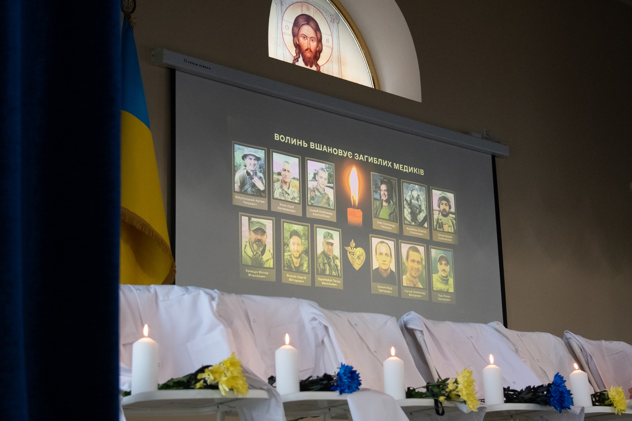 ПОСВІТ ПАМ’ЯТІ: НА ВОЛИНІ ВШАНУВАЛИ ЗАГИБЛИХ НА ВІЙНІ МЕДИКІВ