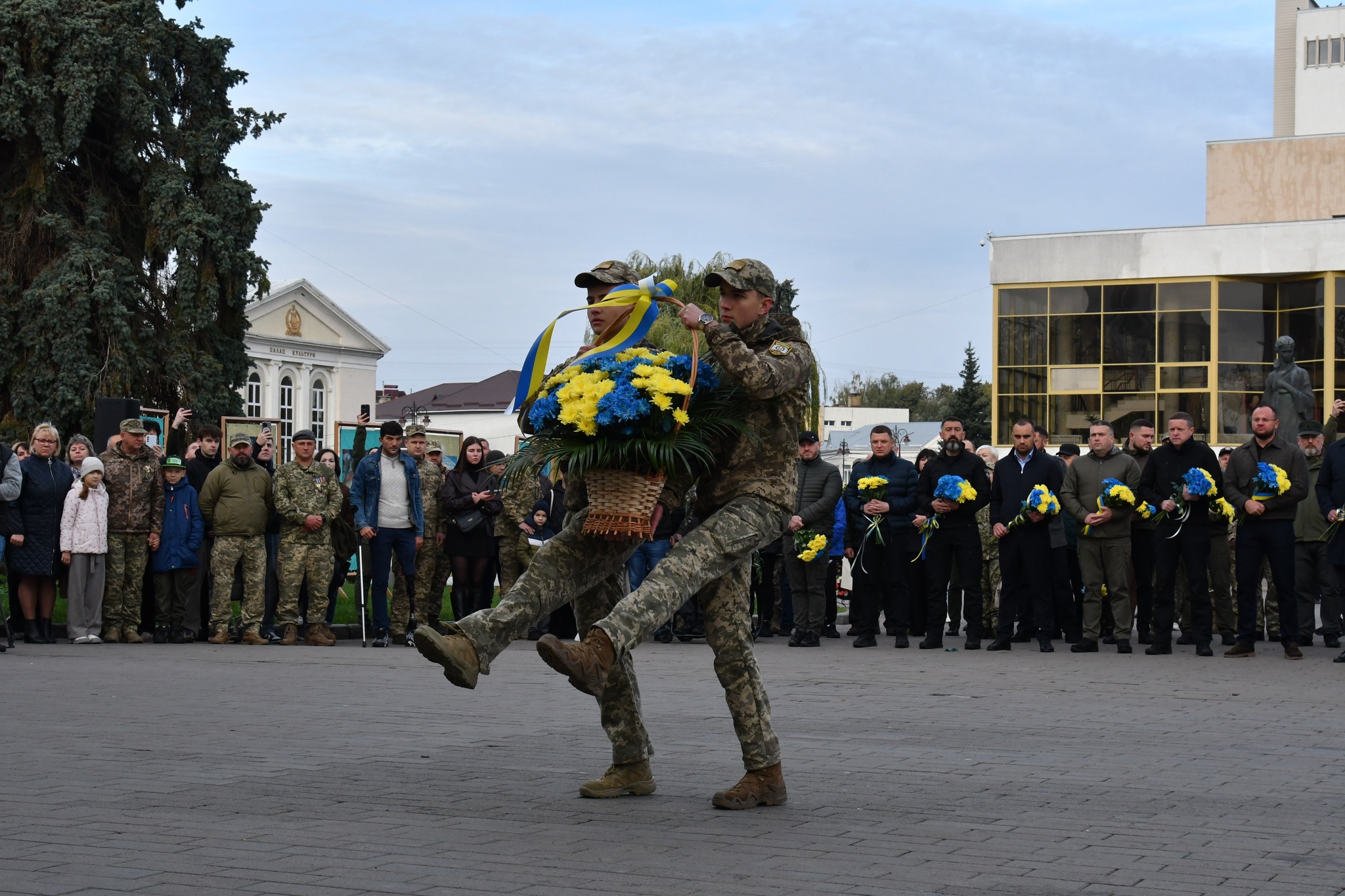 ВІЧНА ПАМ’ЯТЬ ПОЛЕГЛИМ! ЧЕСТЬ І СЛАВА ЖИВИМ!
