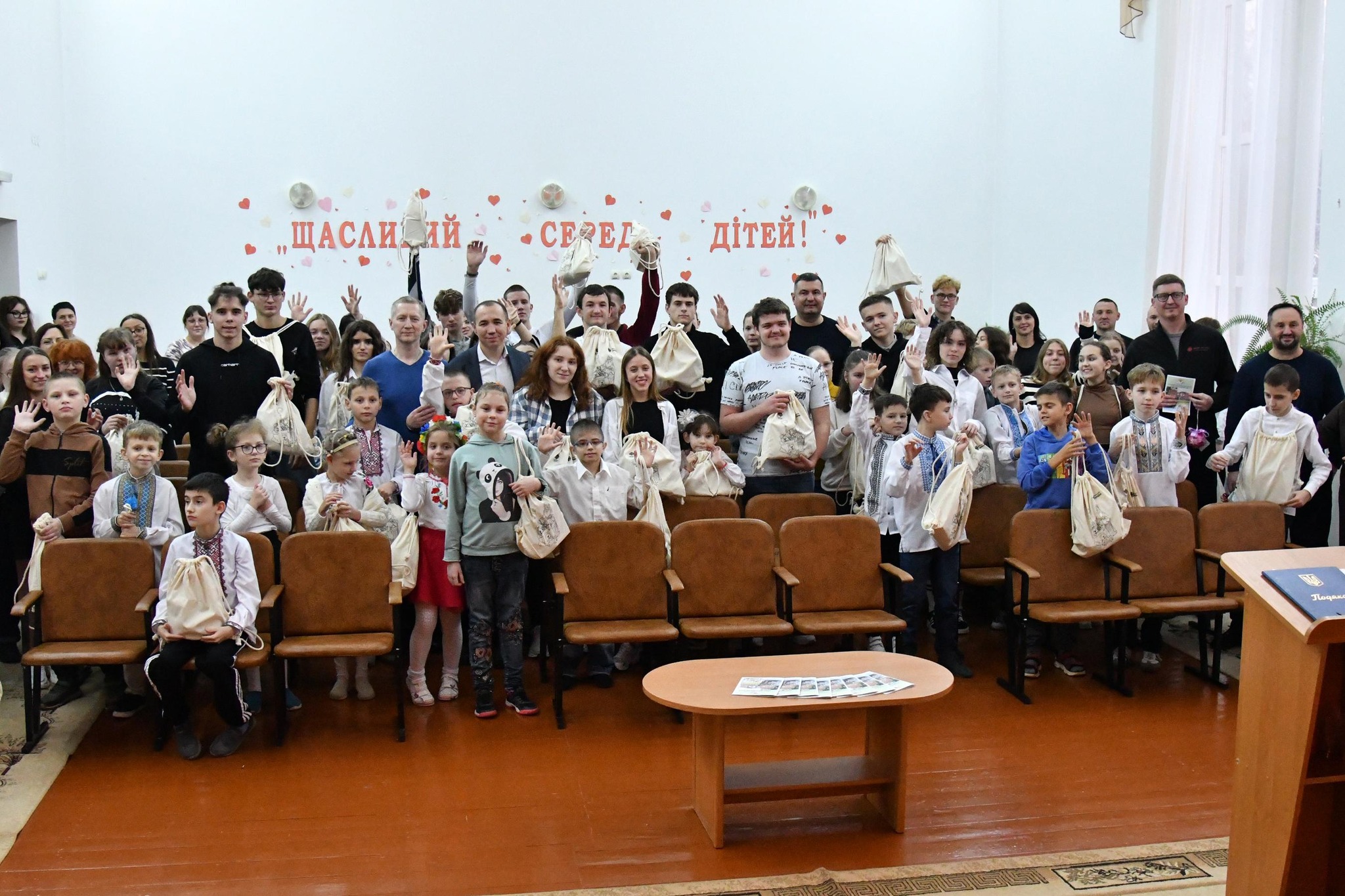 ВИХОВАНЦЯМ ВОЛОДИМИРСЬКОЇ СПЕЦШКОЛИ ПЕРЕДАЛИ ГОСТИНЦІ ДО МИКОЛАЯ