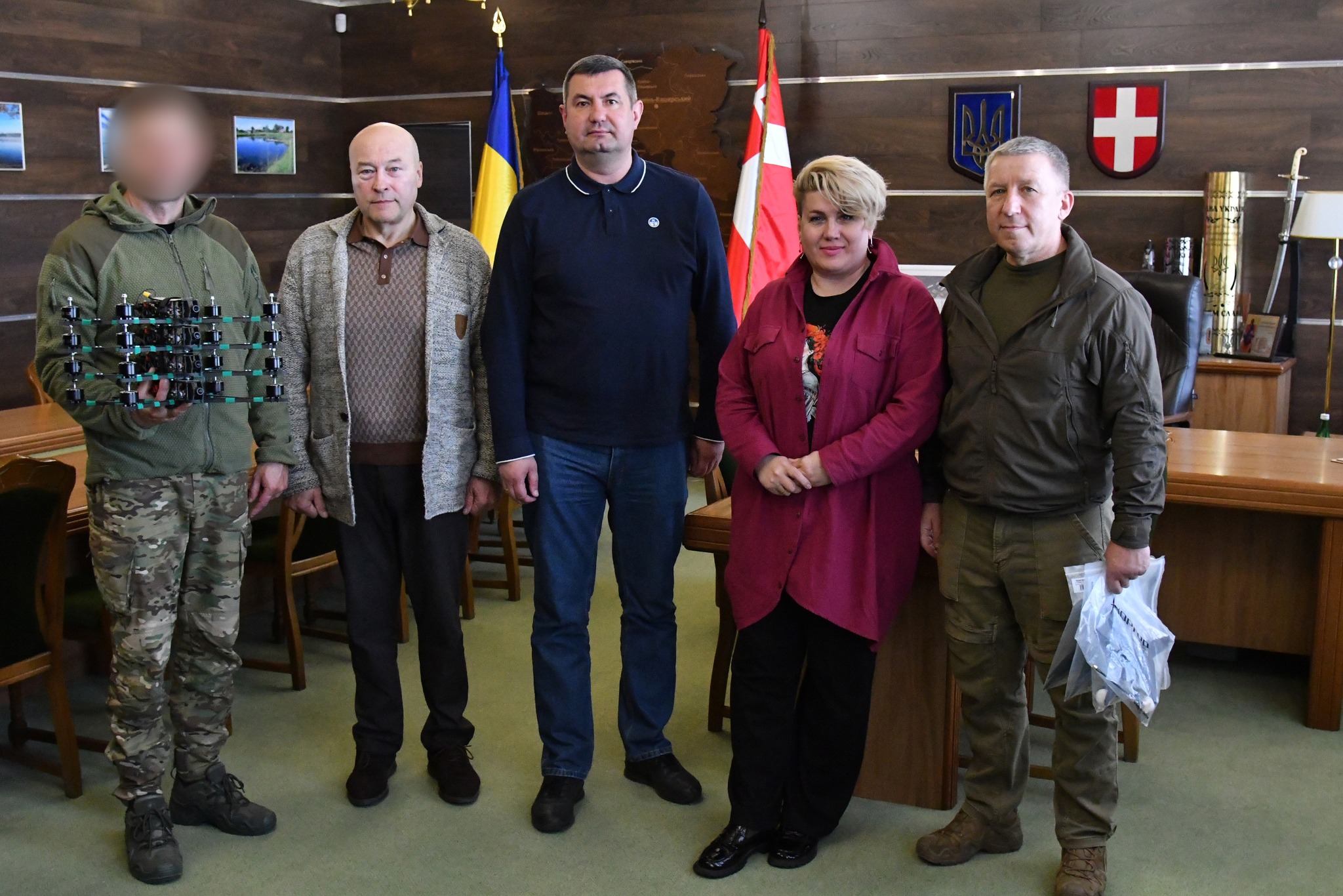 ВОЇНИ 141-Ї ОМБР ОТРИМАЛИ ВІД ВОЛИНЯН FPV-ДРОНИ