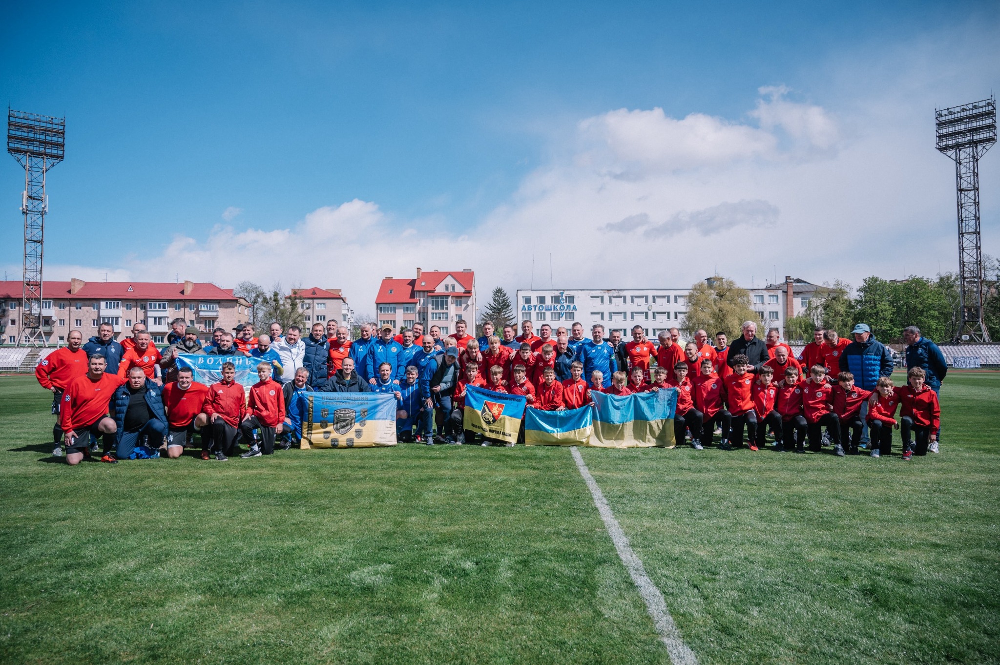 БЛАГОДІЙНИЙ ФУТБОЛЬНИЙ МАТЧ ЗІБРАВ 300 ТИСЯЧ ДЛЯ 100-Ї ОМБР