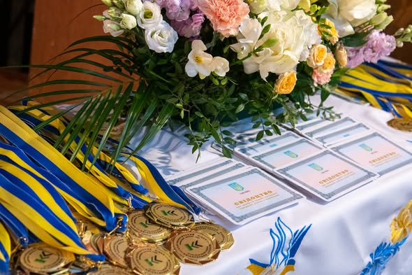 МАЙБУТНЄ ПОЧИНАЄТЬСЯ СЬОГОДНІ: ВИПУСКНИЙ У КНЯГИНИНІВСЬКОМУ ЛІЦЕЇ
