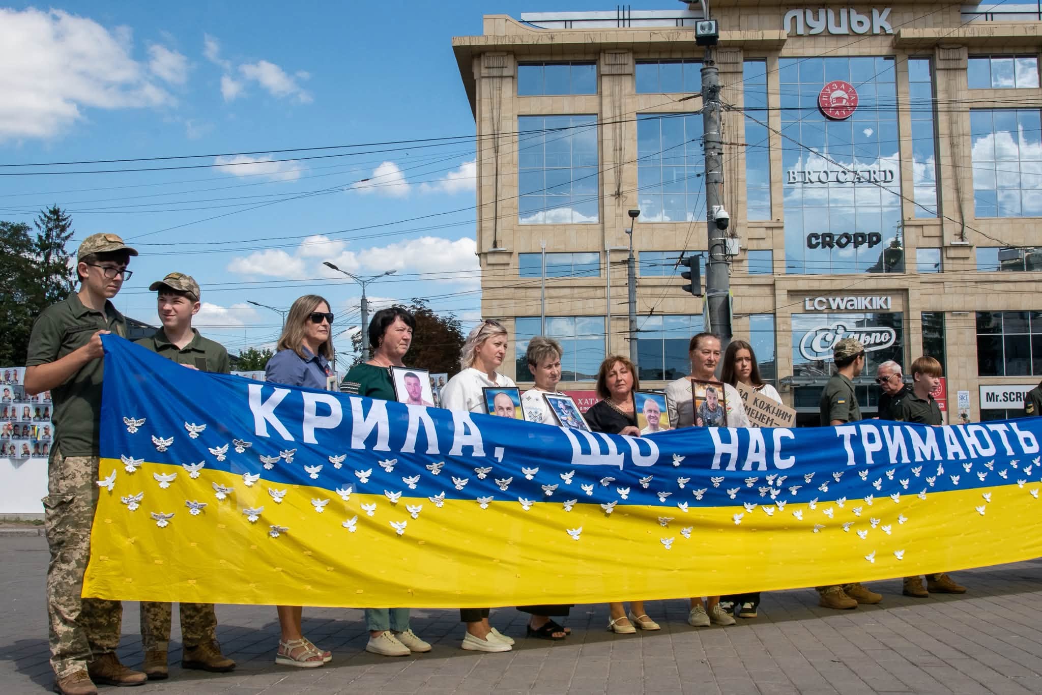 ЧАС НЕ ЛІКУЄ: ВОЛИНЯНИ ВШАНУВАЛИ ЗАГИБЛИХ ЗАХИСНИКІВ ТА ЗАХИСНИЦЬ