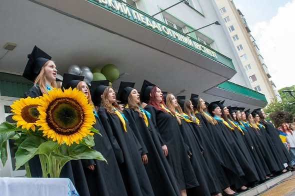 КОРОВАЯМИ НА РУШНИКАХ ЗУСТРІЛИ ПЕРШОКУРСНИКІВ У ЛУЦЬКОМУ ПЕДІНСТИТУТІ